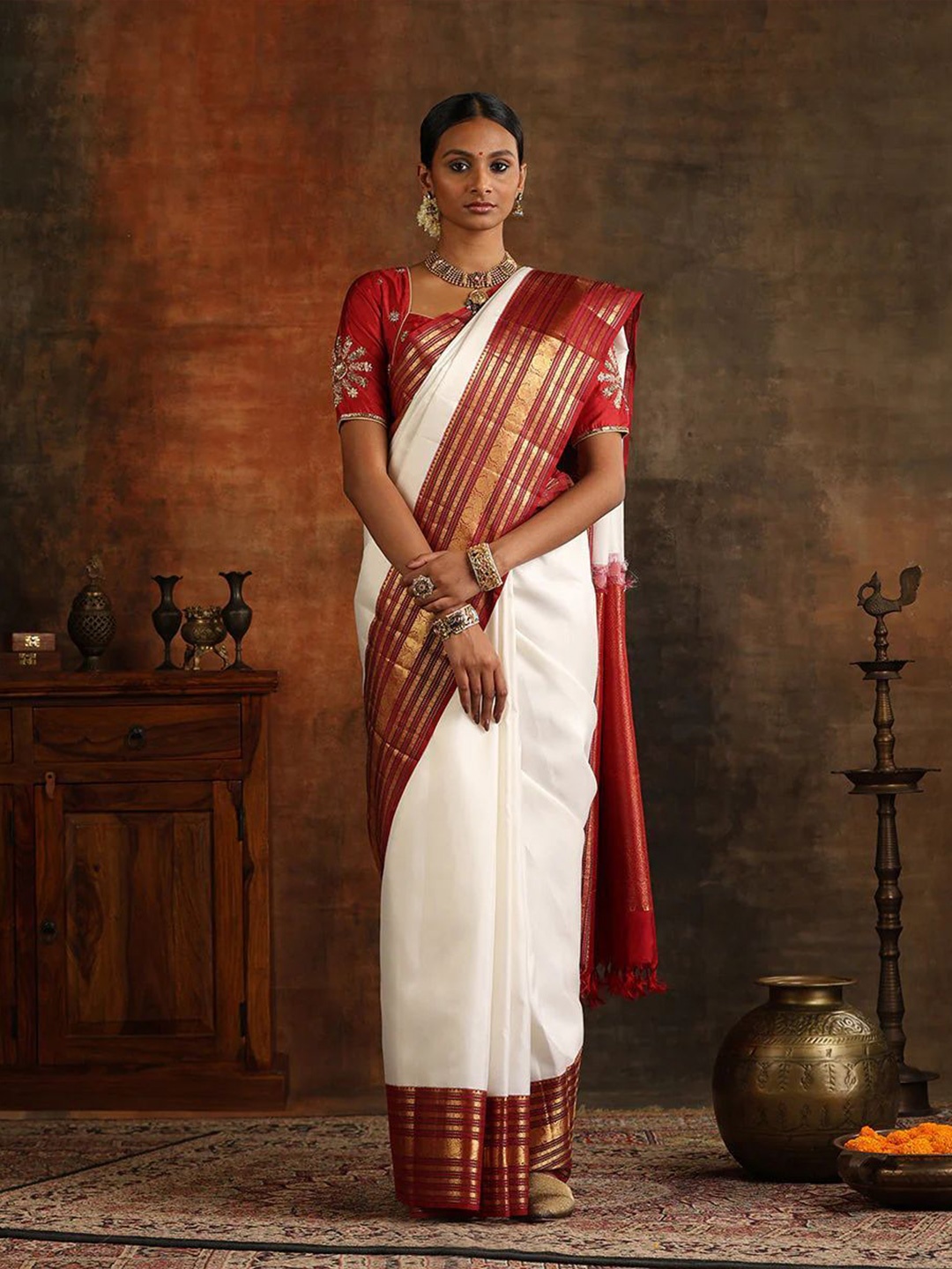 

VASALI Woven Design Zari Silk Blend Kanjeevaram Saree, White