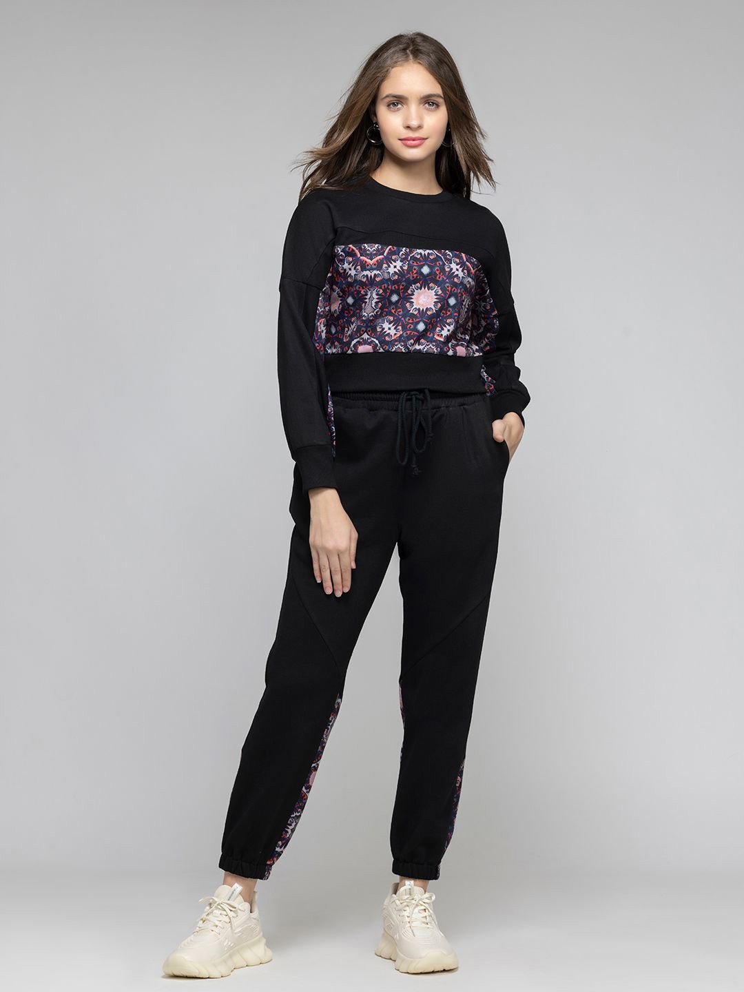 

SHAYE Printed Sweatshirt With Joggers, Black