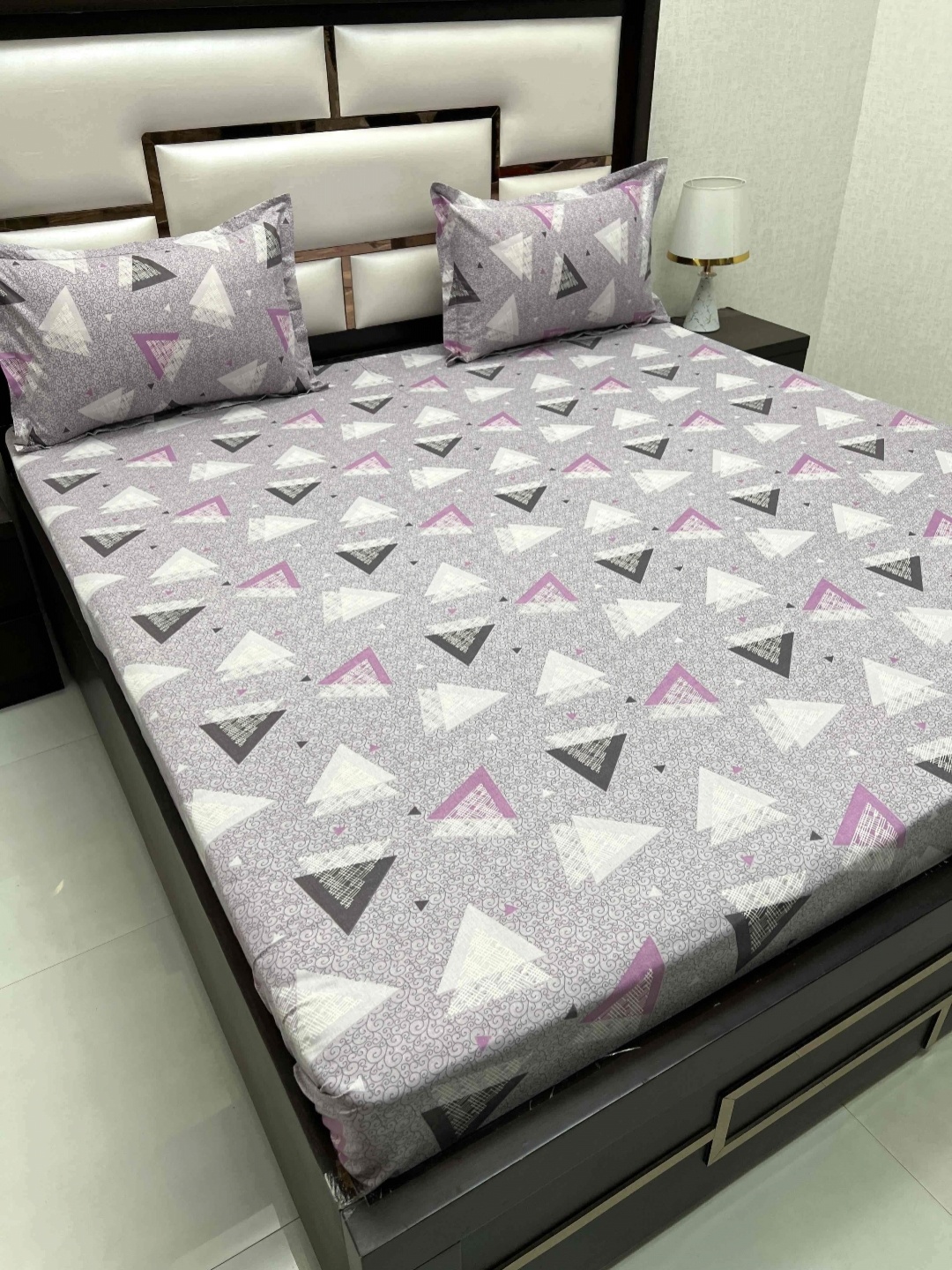 

Pure Decor Purple & Grey Geometric 260 TC Pure Cotton Queen Bedsheet Set 2.29 m x 2.54 m