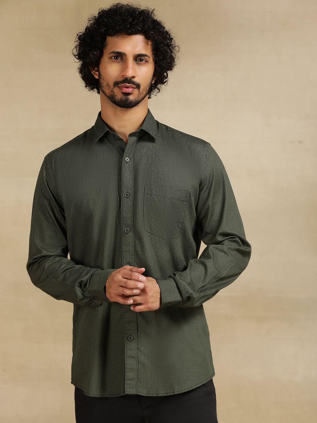 

JADE BLUE Men Cutaway Collar Solid Cotton Casual Shirt, Green