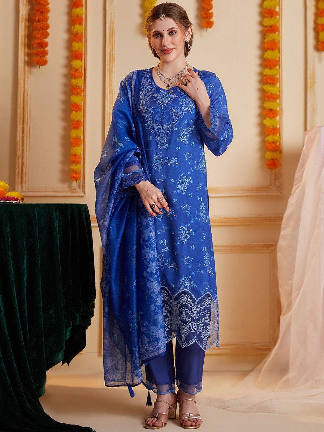 

HEEPOSH Floral Printed Regular Thread Work Straight Kurta With Trouser With Dupatta, Blue