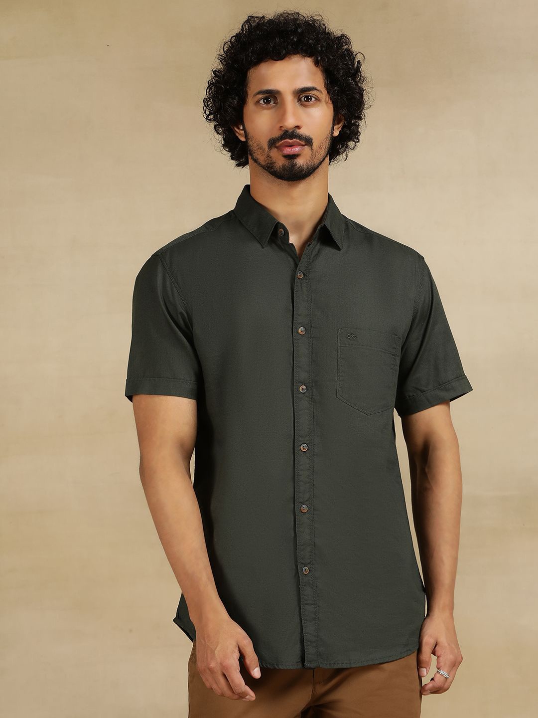 

JADE BLUE Men Cutaway Collar Solid Cotton Slim Fit Casual Shirt, Olive