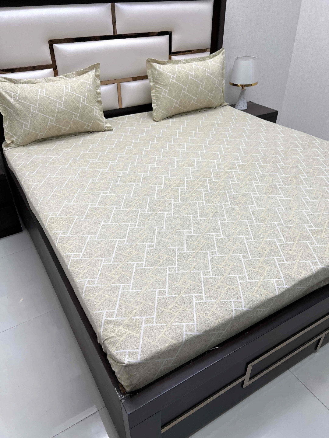 

Pure Decor Green Geometric Printed 260 TC Pure Cotton Queen Bedsheet Set 2.29 m x 2.54 m