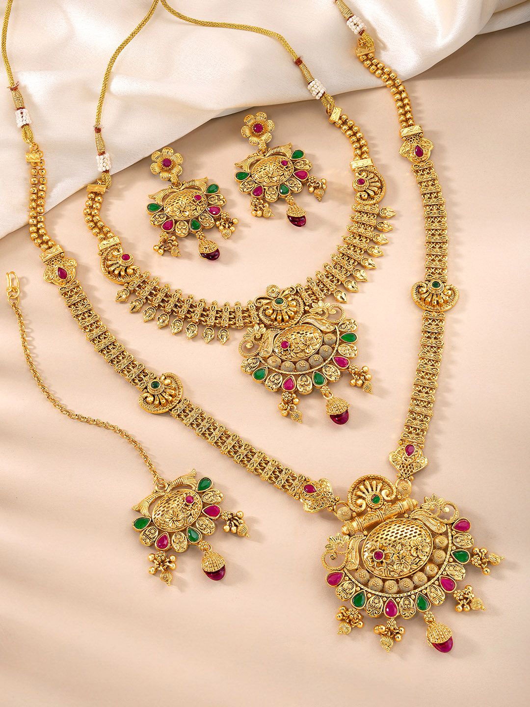 

Peora Gold-Plated Stone-Studded & Beaded Jewellery Set