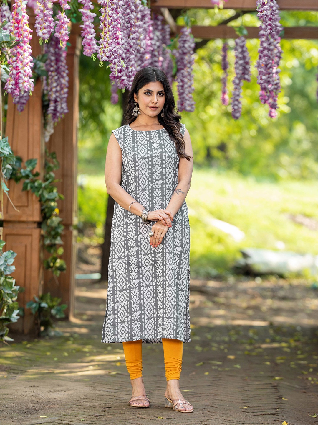 

Vorhiza Ethnic Motifs Printed Sleeveless Cotton Straight Kurta, Grey