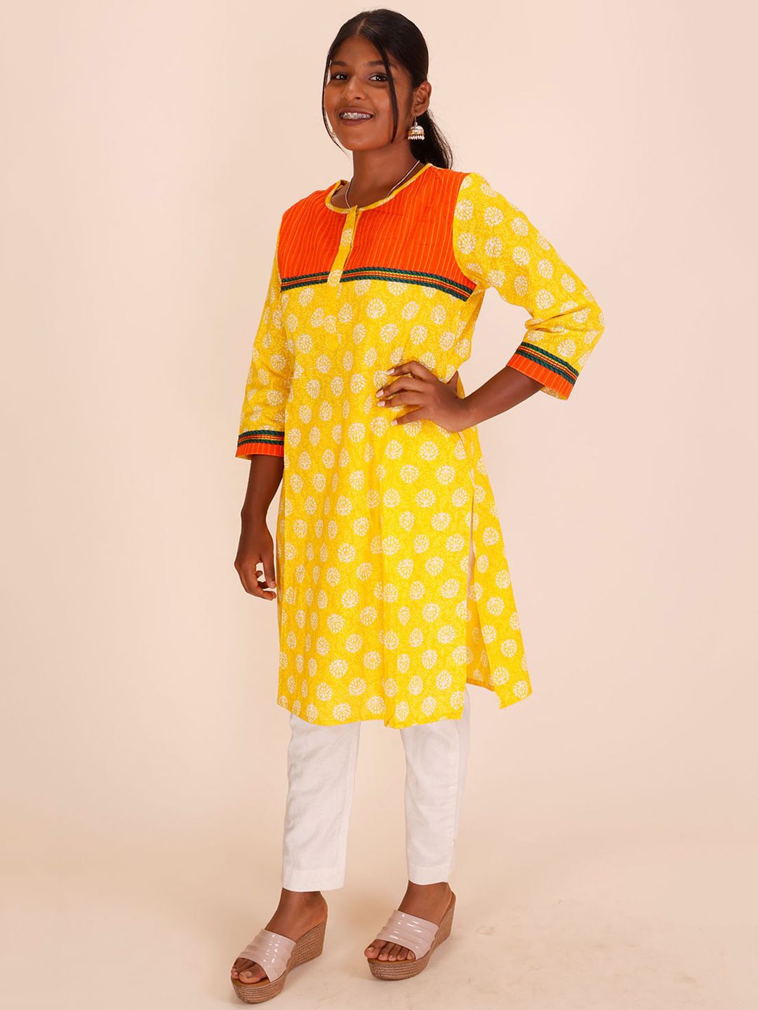 

Avishya Floral Printed Pure Cotton Straight Kurta, Yellow