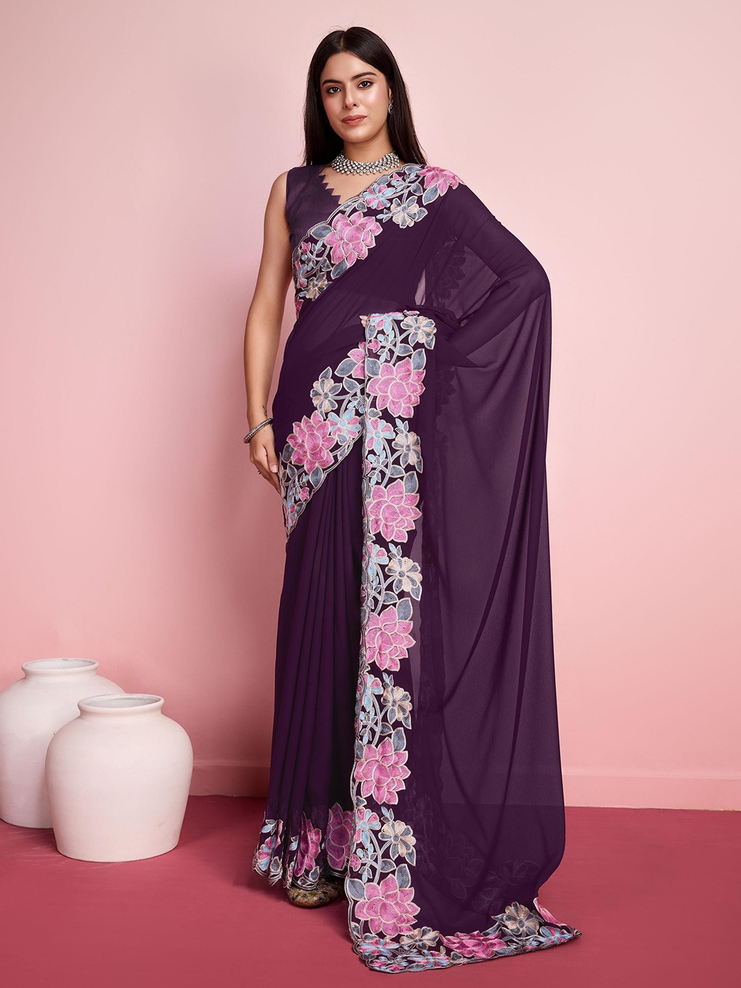 

VAIRAGEE Women Embroidered Saree, Magenta