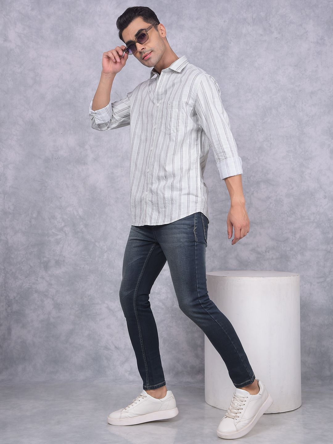 

Crimsoune Club Men Smart Spread Collar Vertical Striped Cotton Slim Fit Casual Shirt, Green