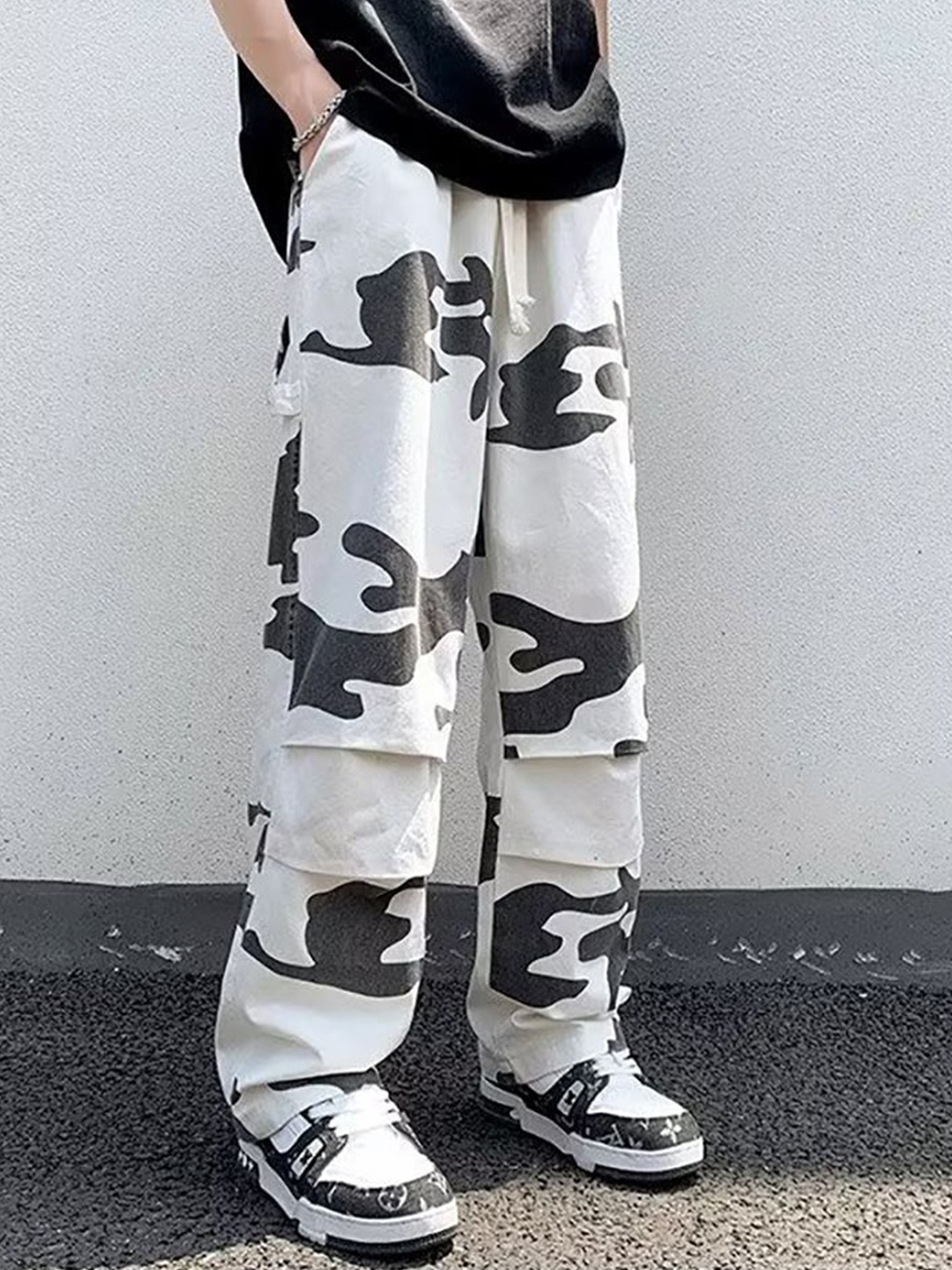 

StyleCast x Revolte Men Mid-Rise Loose Fit Pleated Cargos, White