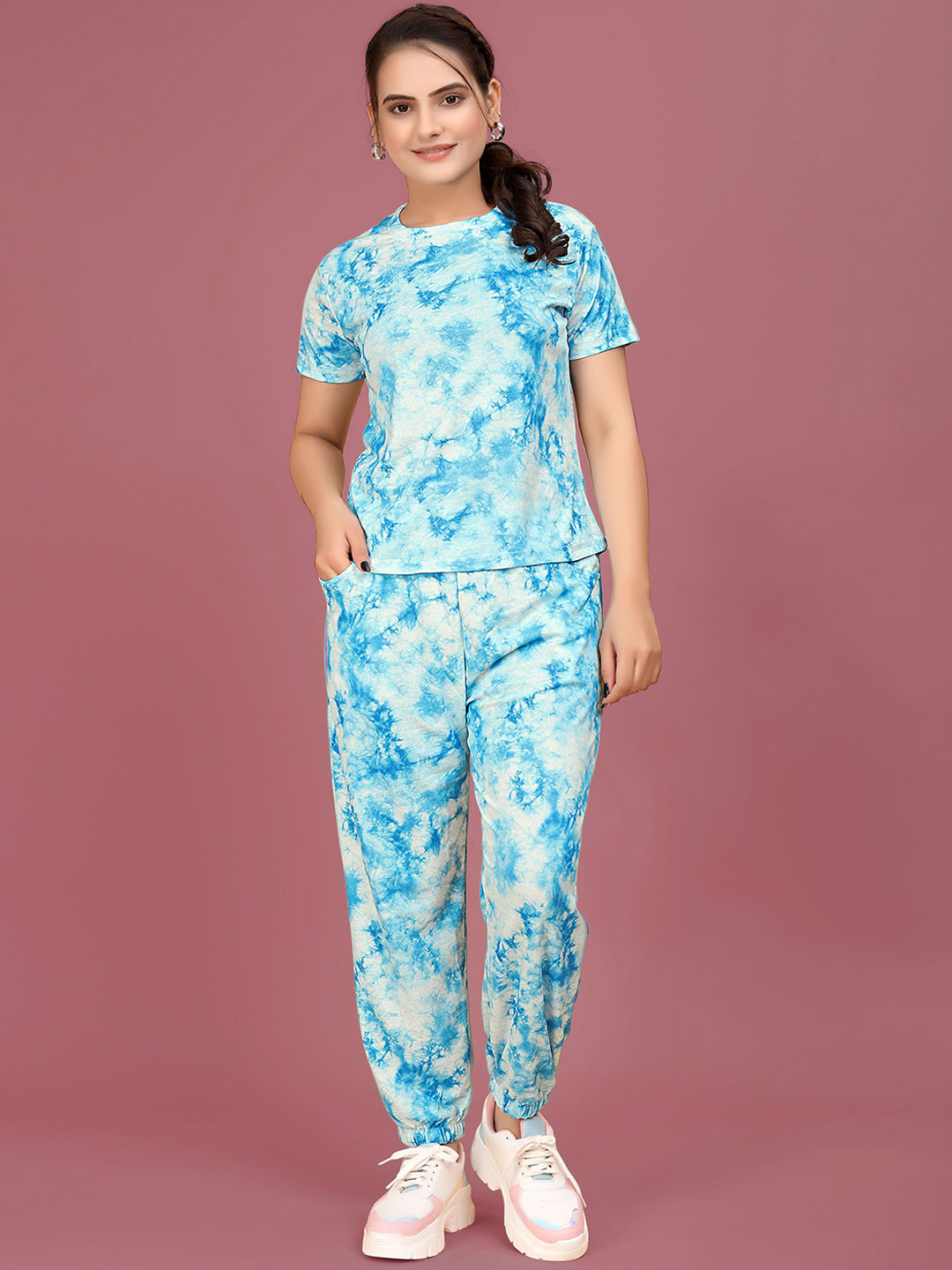 

SAKARMAA Women Tie & Dye Printed Tshirt With Jogger Co-Ords, Blue