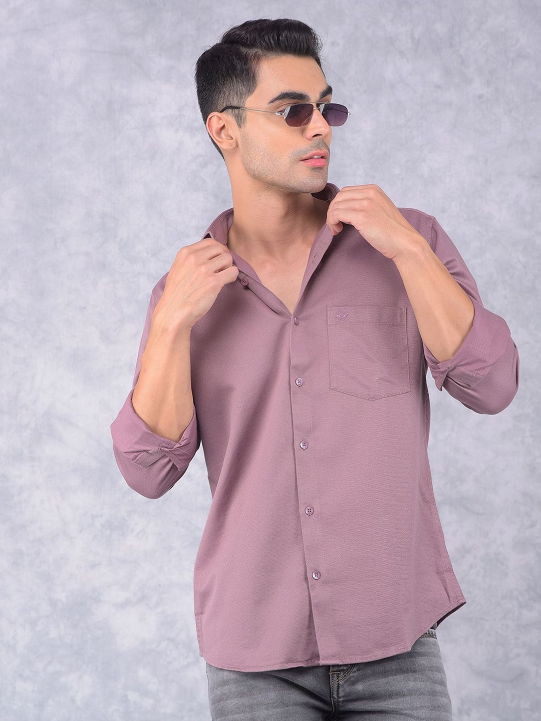 

Crimsoune Club Men Smart Spread Collar Textured Cotton Slim Fit Casual Shirt, Pink