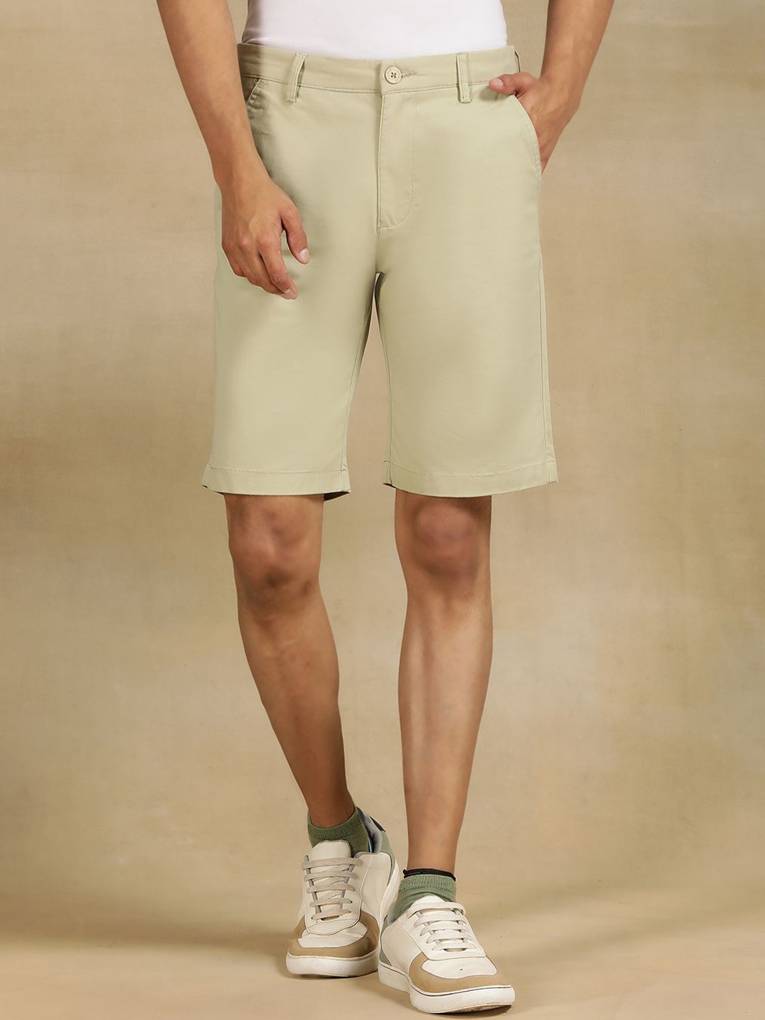 

JADE BLUE Men Slim Fit Cotton Shorts, Green