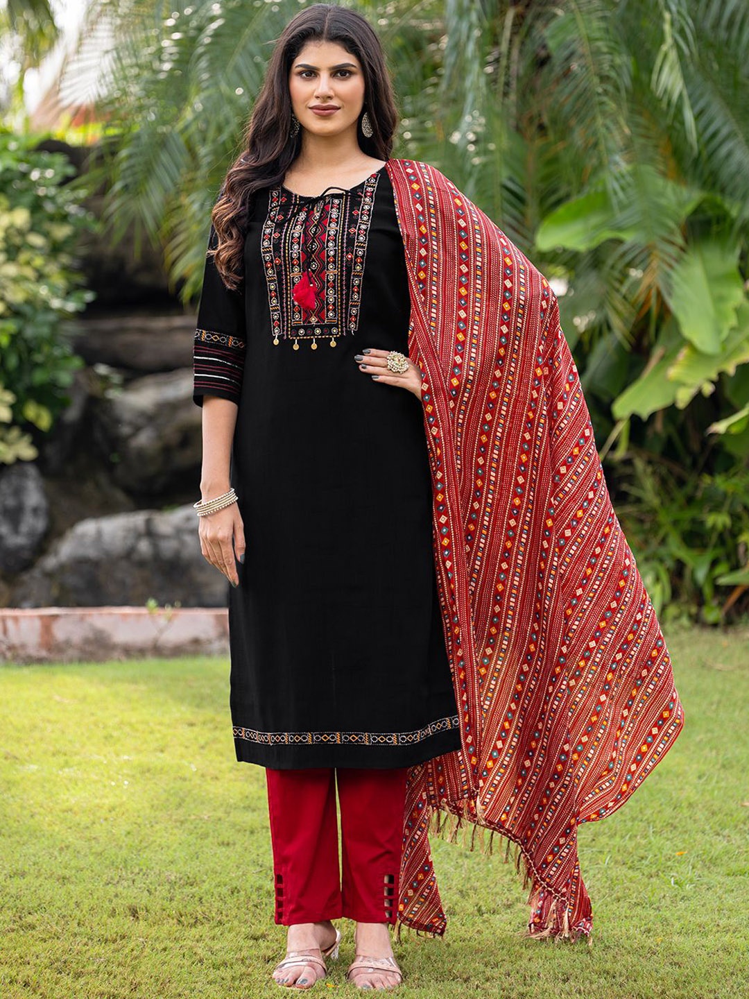 

MITTOO Embroidered Thread Work Kurta with Trouser & Dupatta, Black
