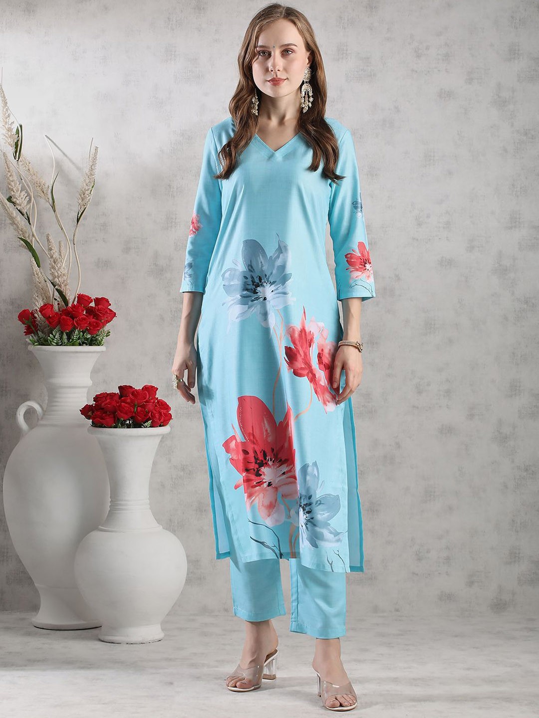 

GoSriKi Floral Printed V-Neck Straight Kurta with Trousers, Blue