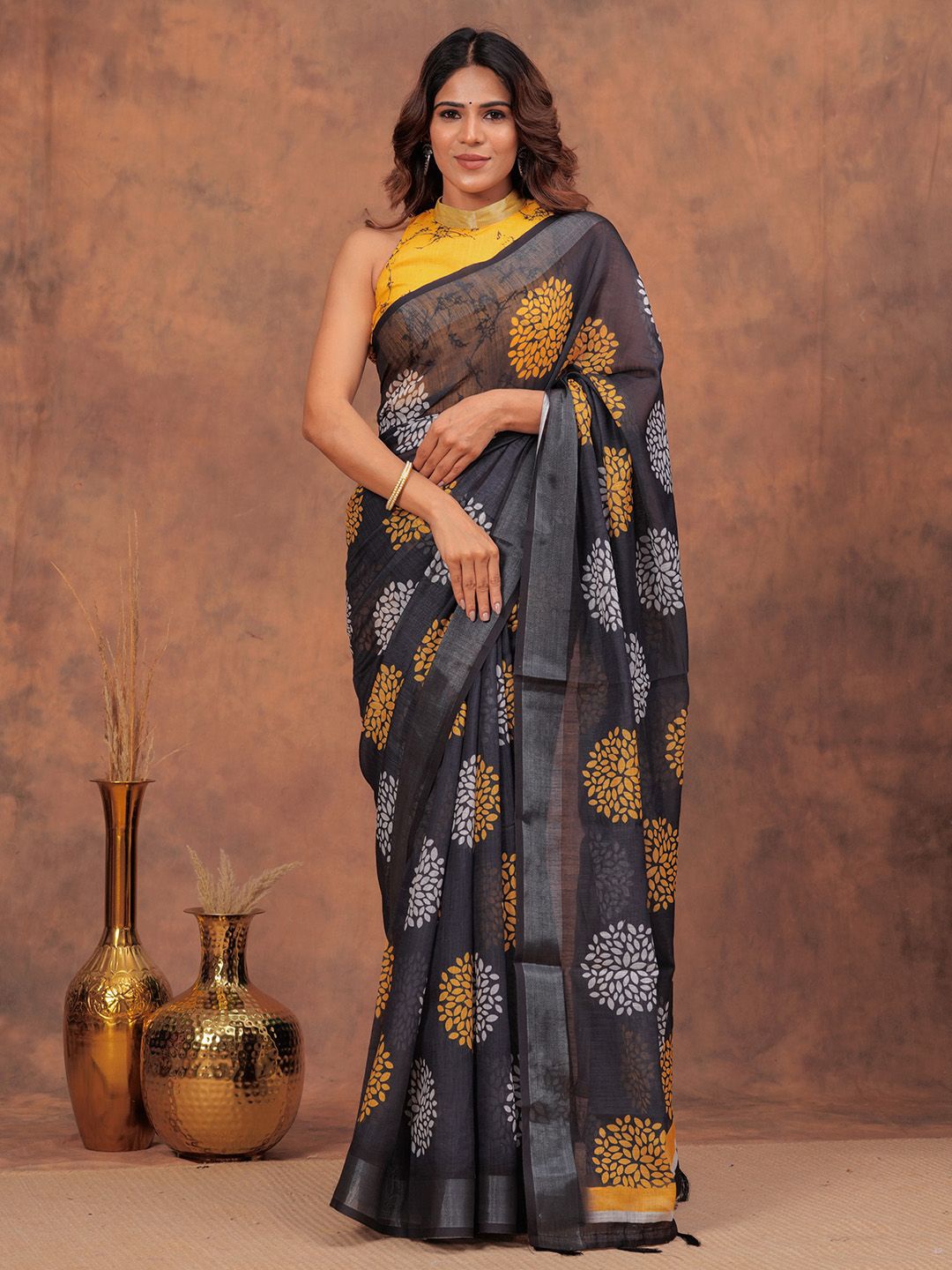 

HEARTLOOM Floral Printed Saree with Blouse Piece, Yellow