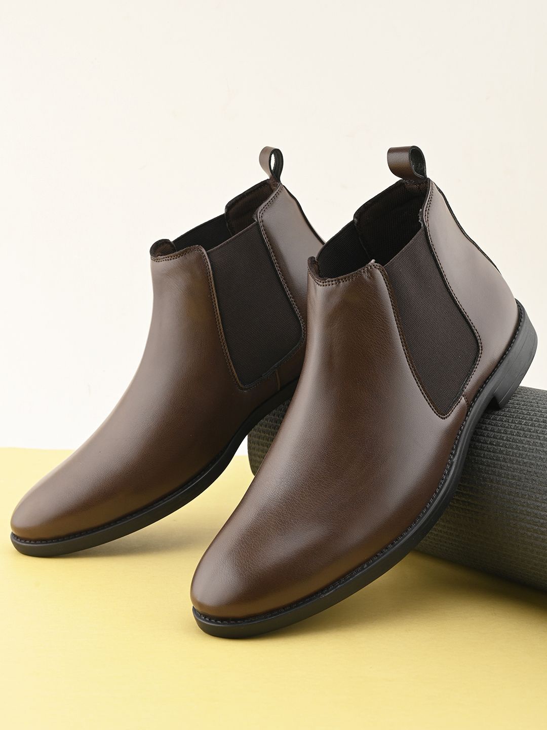 

The Roadster Lifestyle Co Men Solid Chelsea Boots, Brown