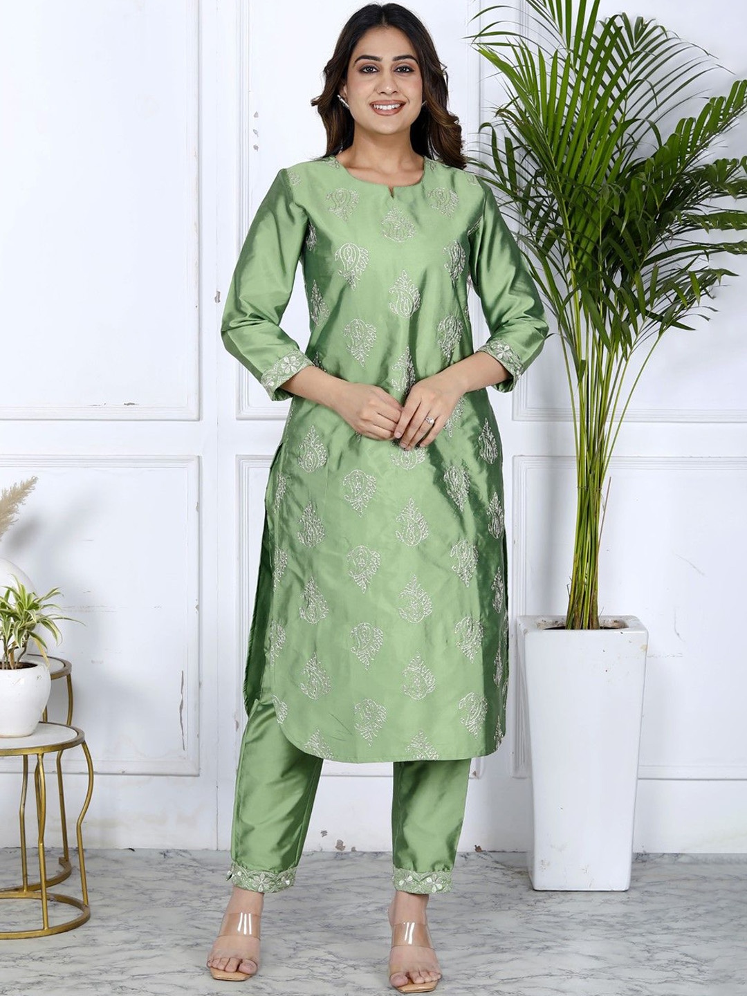 

ANTU KURTIES Floral Embroidered Zari Pure Silk Straight Kurta With Trouser, Green