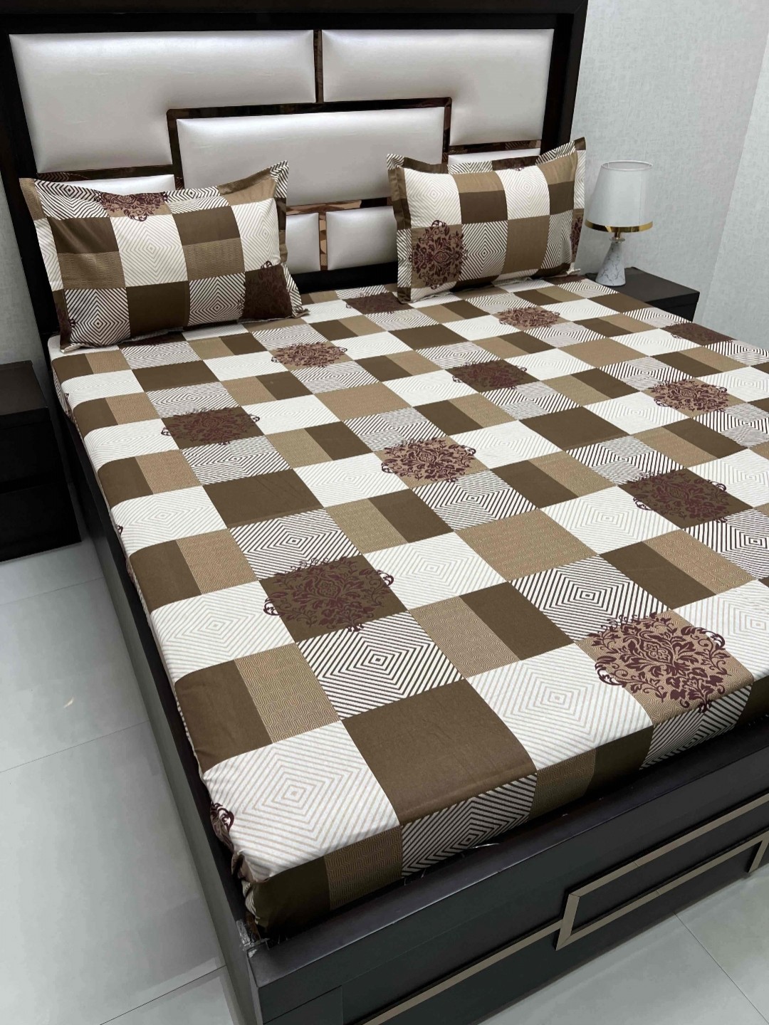 

Pure Decor Brown & White Geometric Pure Cotton 230 TC Queen Bedsheet Set 2.27 m x 2.54 m
