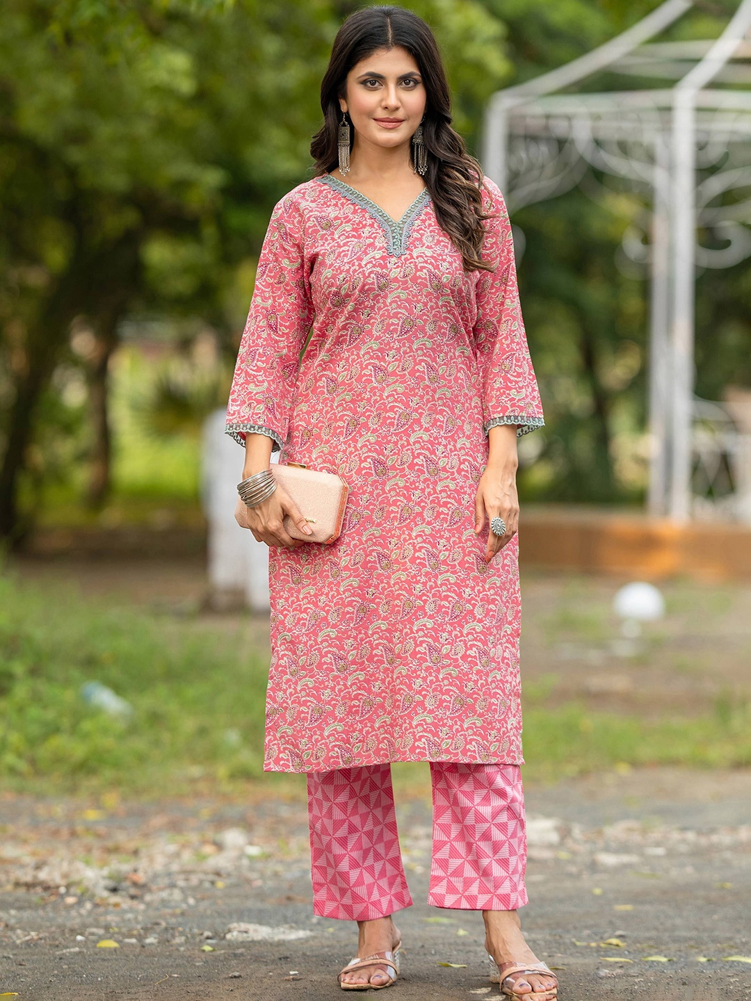 

VORHIZA Floral Printed V-Neck Straight Kurta with Trousers, Pink