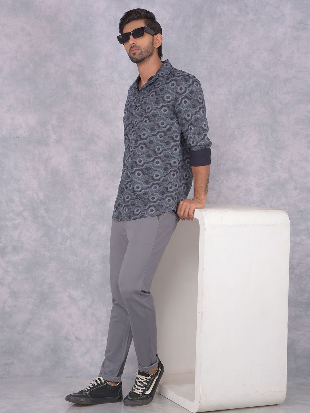 

Crimsoune Club Men Smart Spread Collar Geometric Printed Cotton Casual Shirt, Blue