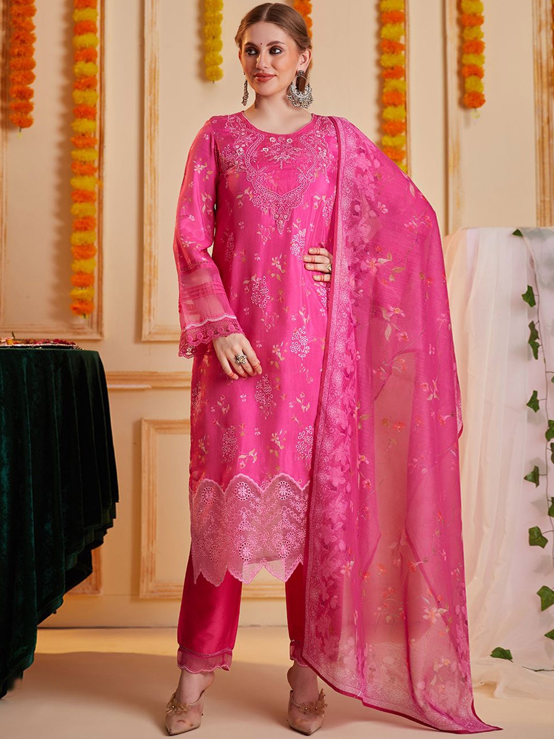

HEEPOSH Floral Embroidered Straight Kurta with Trousers & Dupatta, Pink