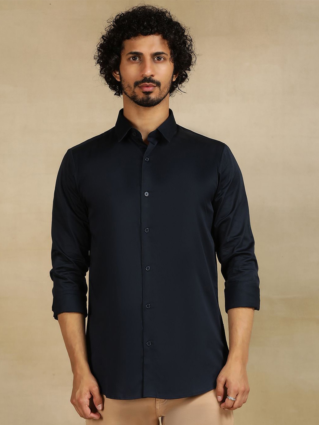 

JADE BLUE Men Cutaway Collar Solid Cotton Slim Fit Casual Shirt, Navy blue