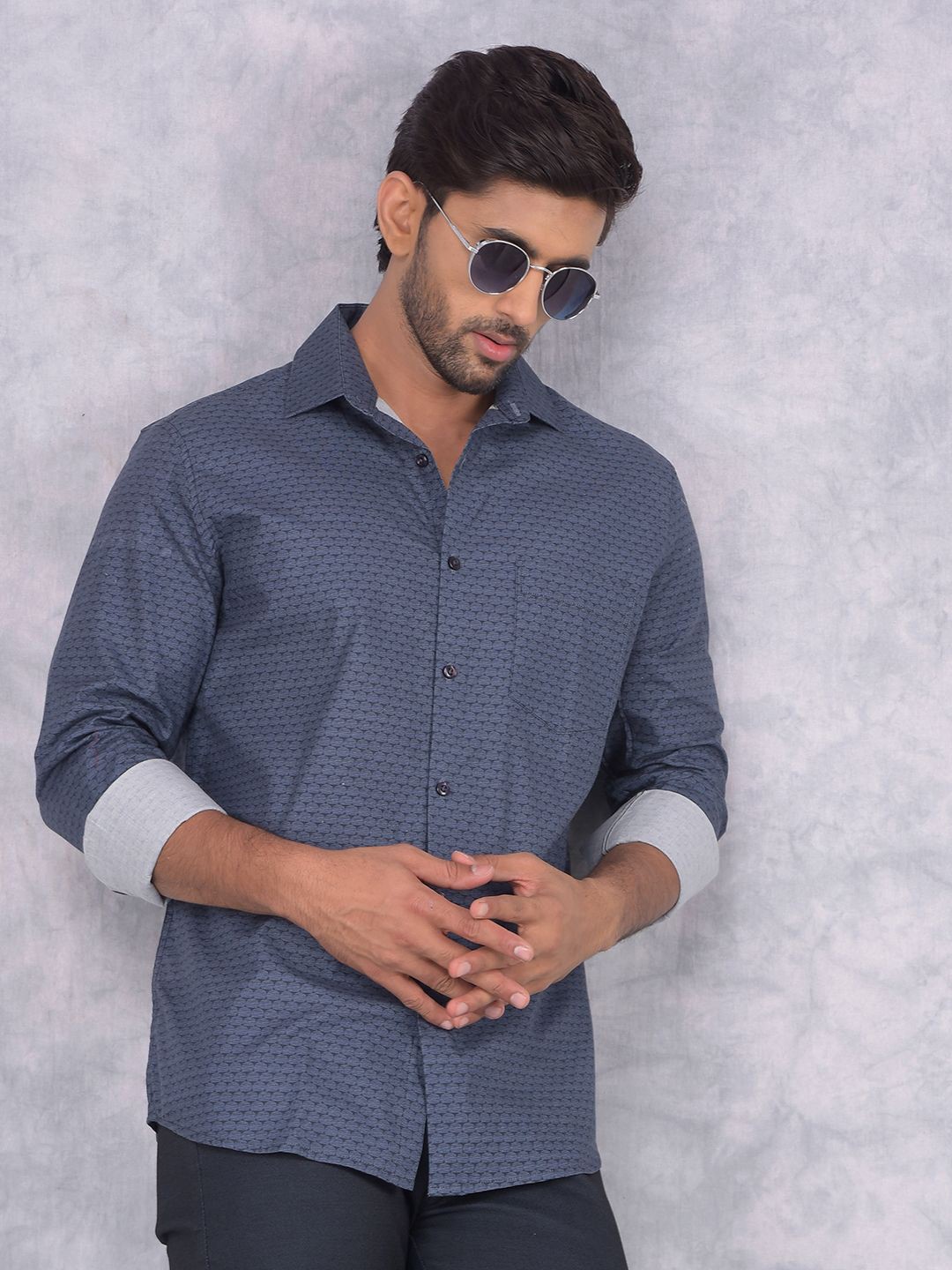 

Crimsoune Club Men Smart Spread Collar Geometric Printed Cotton Slim Fit Casual Shirt, Navy blue