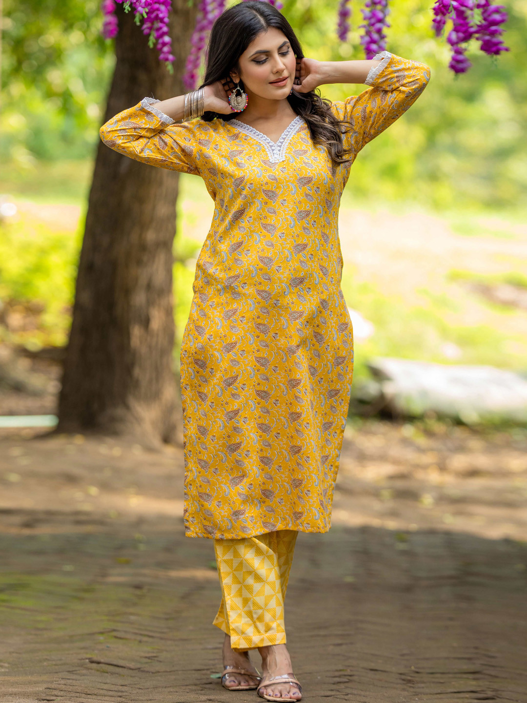 

VORHIZA Floral Printed V-Neck Straight Kurta with Trousers, Yellow