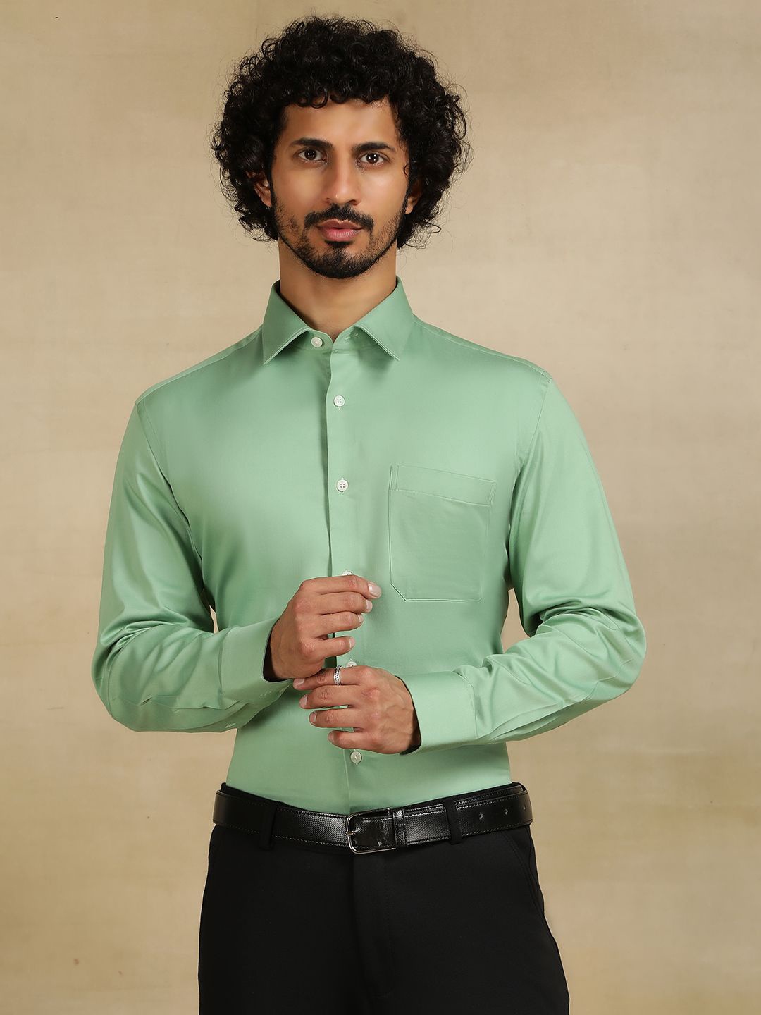 

JADE BLUE Men Cutaway Collar Solid Cotton Slim Fit Casual Shirt, Green