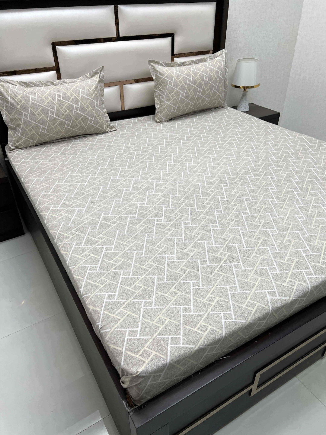 

Pure Decor Brown & White Geometric 260 TC Pure Cotton Queen Bedsheet Set 2.29 m x 2.54 m