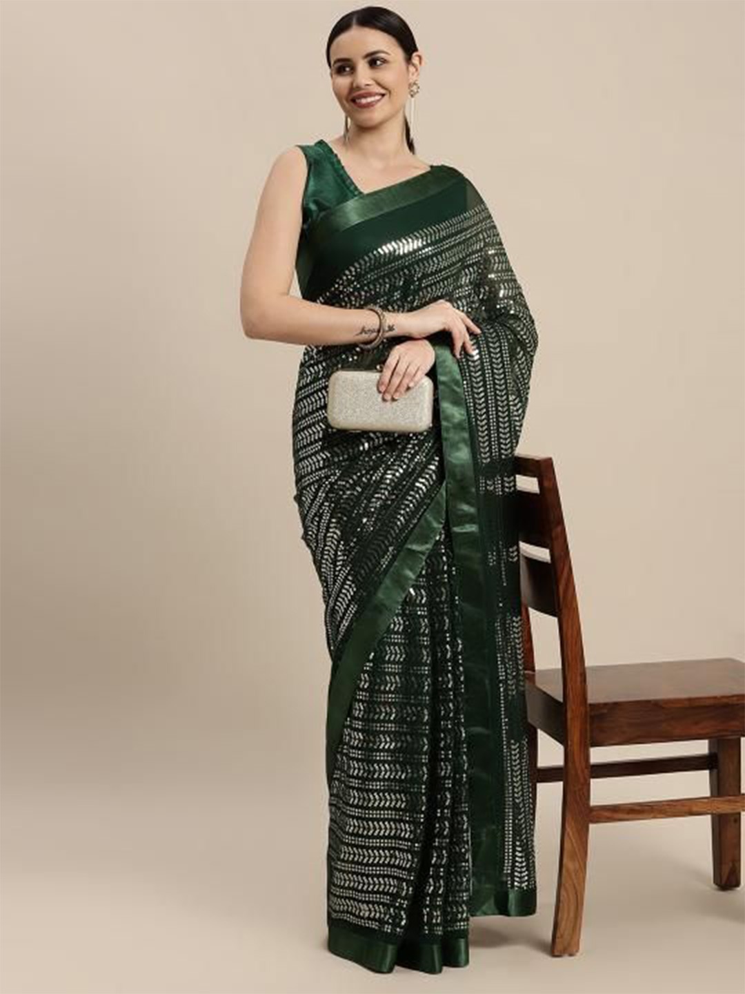 

VAIRAGEE Embellished Sequinned Ready to Wear Saree, Green