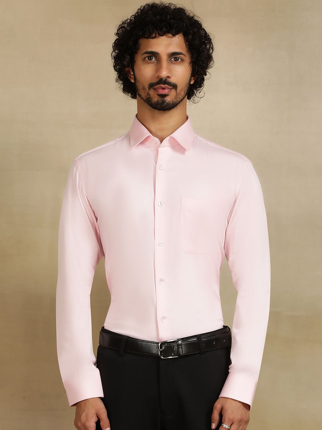 

JADE BLUE Men Cutaway Collar Solid Cotton Slim Fit Casual Shirt, Pink