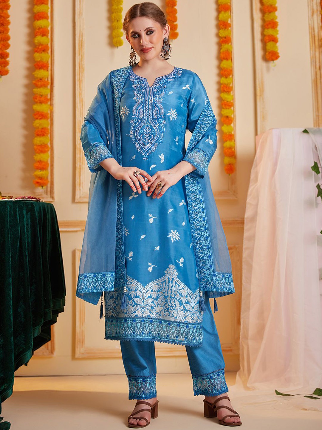 

HEEPOSH Floral Embroidered Notch Neck Straight Kurta with Trousers & Dupatta, Blue