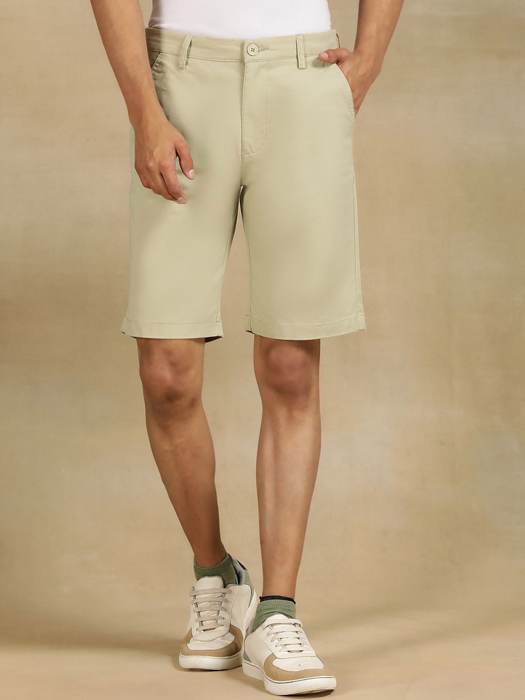

JADE BLUE Men Cotton Solid Slim Fit Mid-Rise Shorts, Green