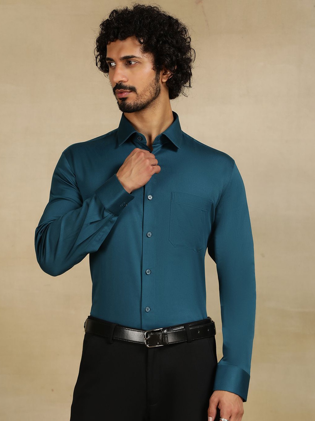 

JADE BLUE Men Cutaway Collar Solid Cotton Slim Fit Casual Shirt