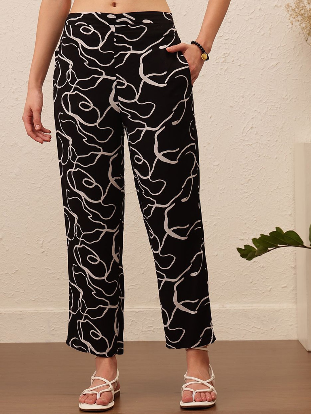 

Molly & Michel Women Mid-Rise Printed Trousers, Black