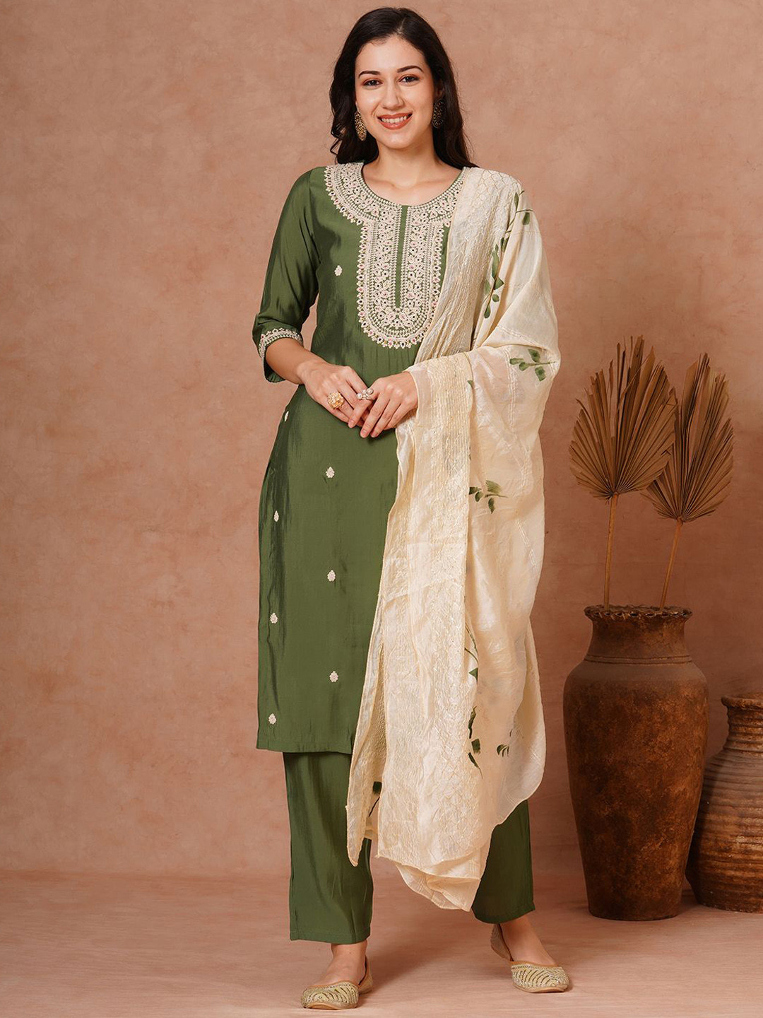 

FASHOR Floral Embroidered Thread Work Straight Kurta With Trousers & Dupatta, Green