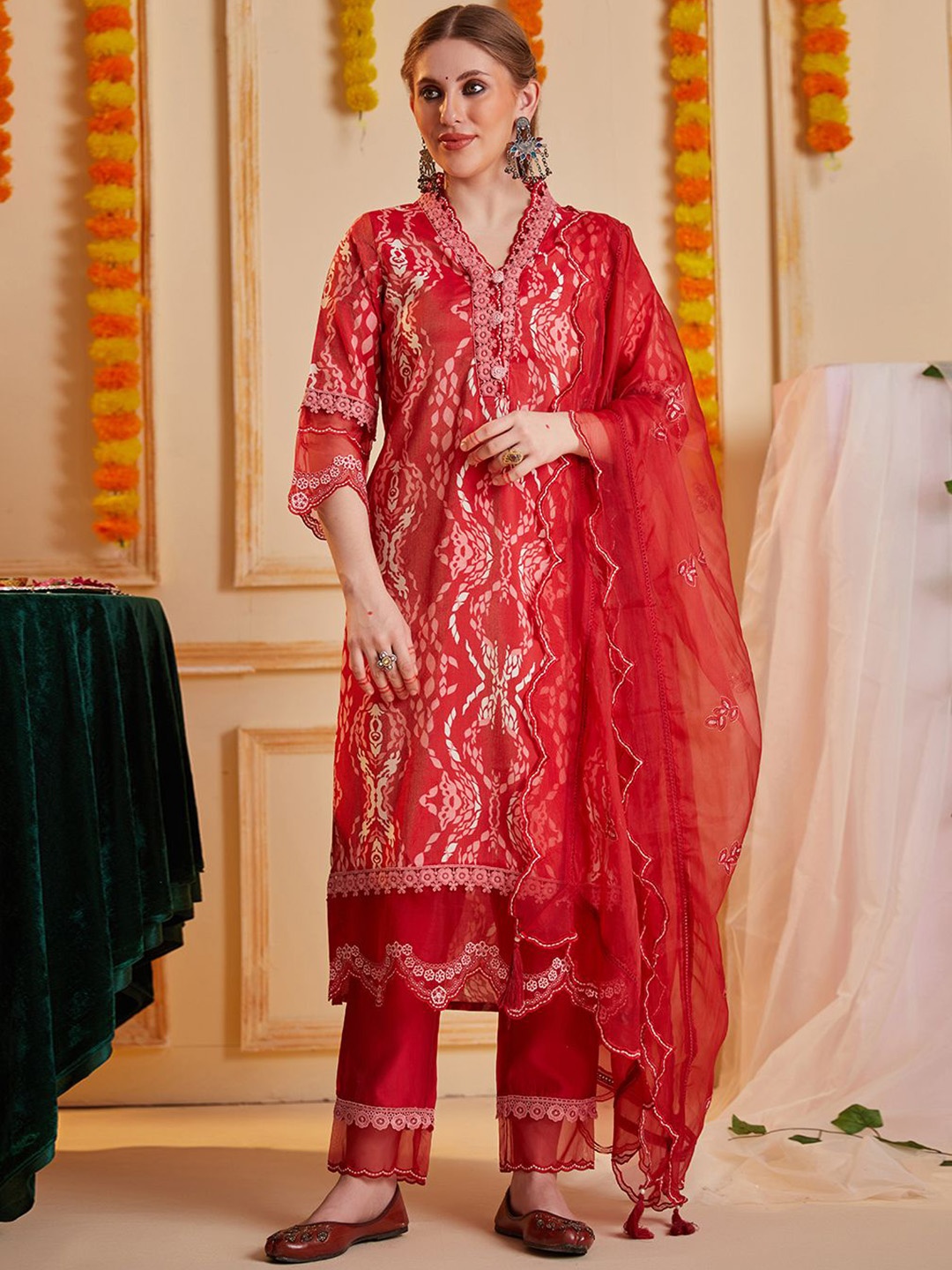 

HEEPOSH Abstract Printed V-Neck Straight Kurta with Trousers & Dupatta, Red