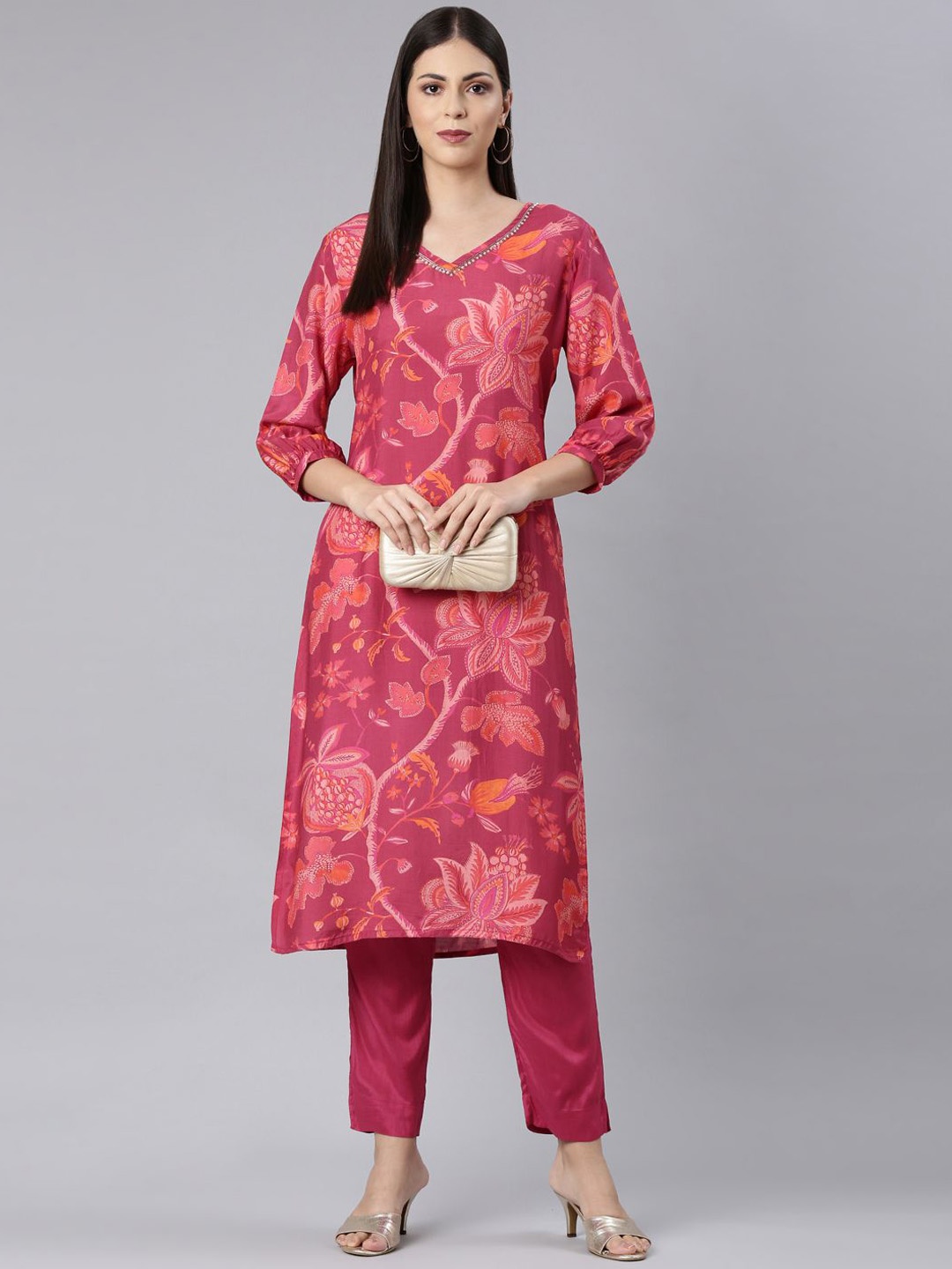 

Neerus Floral Printed V Neck Straight Kurta with Trousers, Magenta
