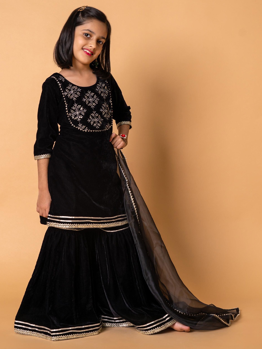 

MUM & DAUGHTER Girls Velvet Kurta sets, Black