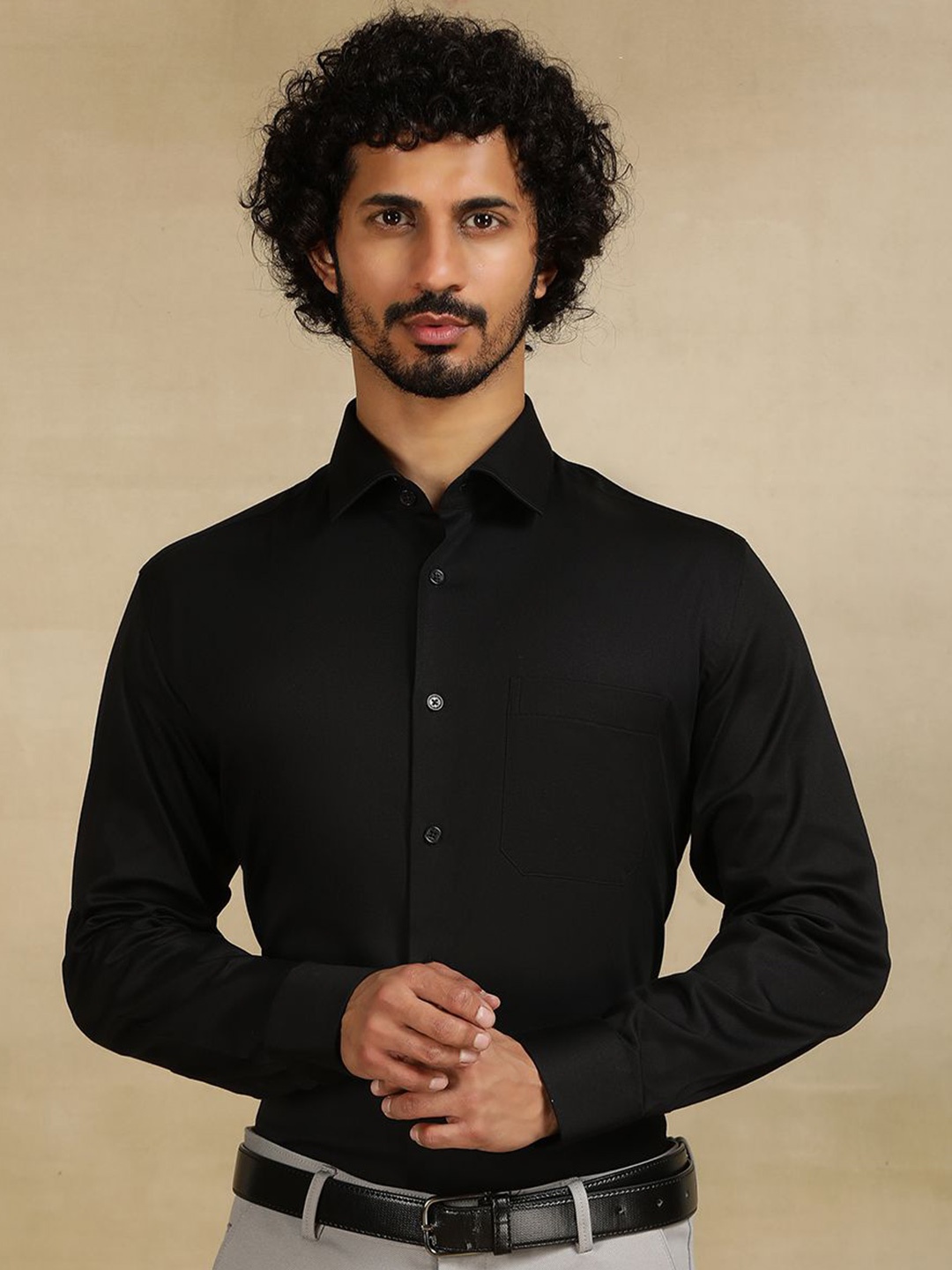 

JADE BLUE Men Cutaway Collar Solid Cotton Slim Fit Formal Shirt, Black