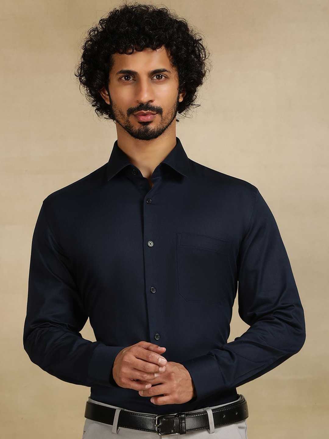 

JADE BLUE Men Cutaway Collar Solid Cotton Slim Fit Formal Shirt, Navy blue