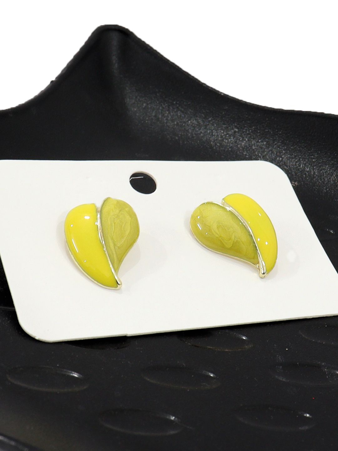 

FIMBUL Stainless Steel Rhodium Plated Heart Shaped Studs, Yellow