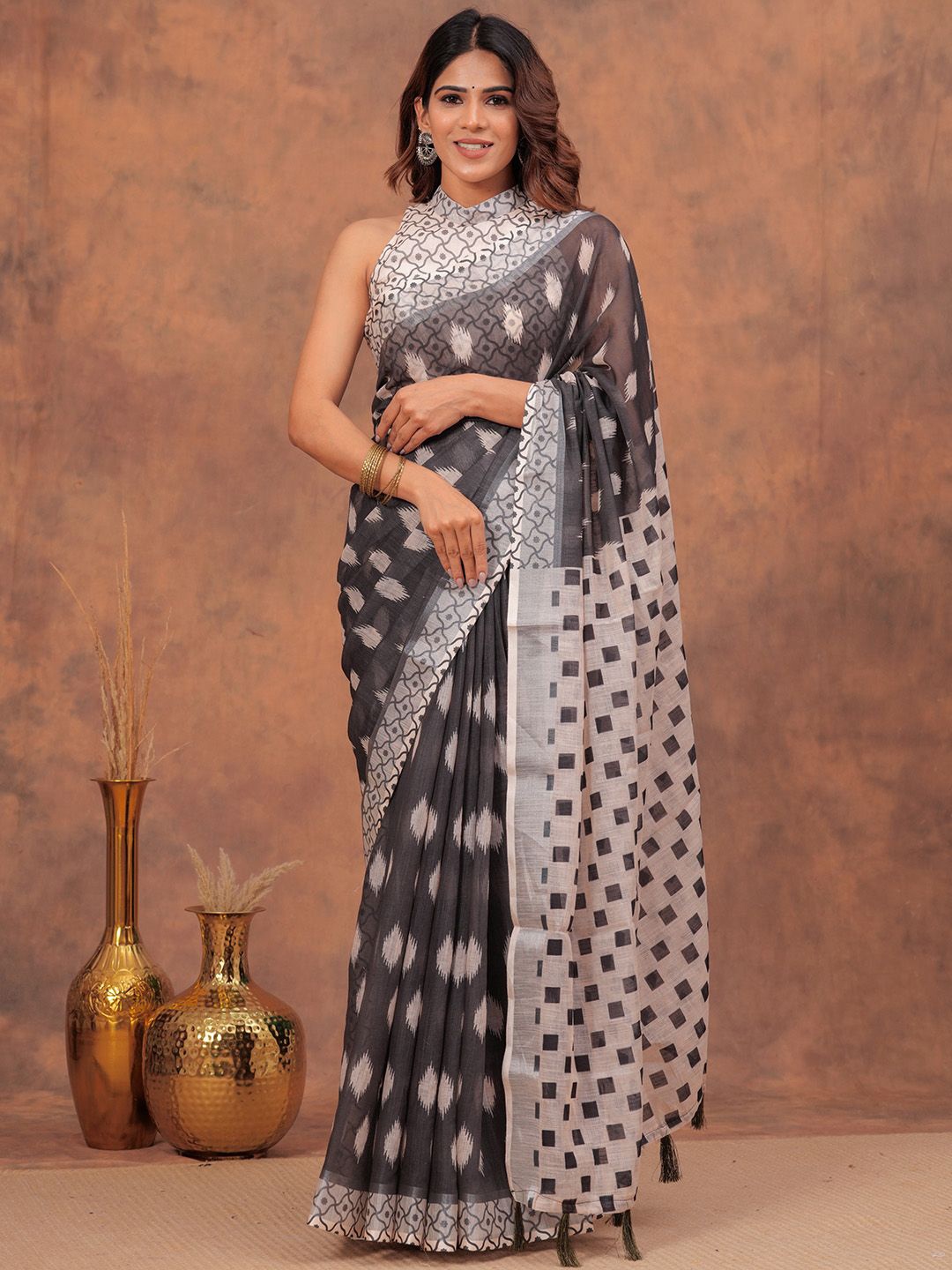 

HEARTLOOM Geometric Printed Saree With Blouse Piece, White