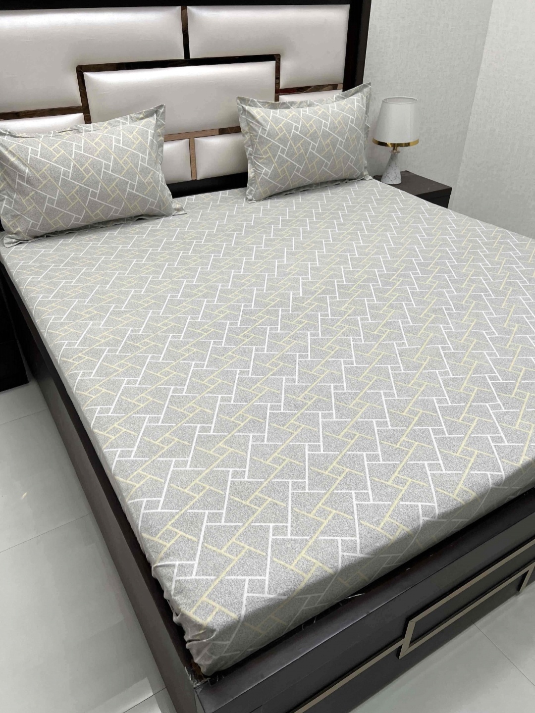 

Pure Decor Grey & White Geometric Pure Cotton 260 TC Queen Bedsheet Set 2.29 m x 2.54 m