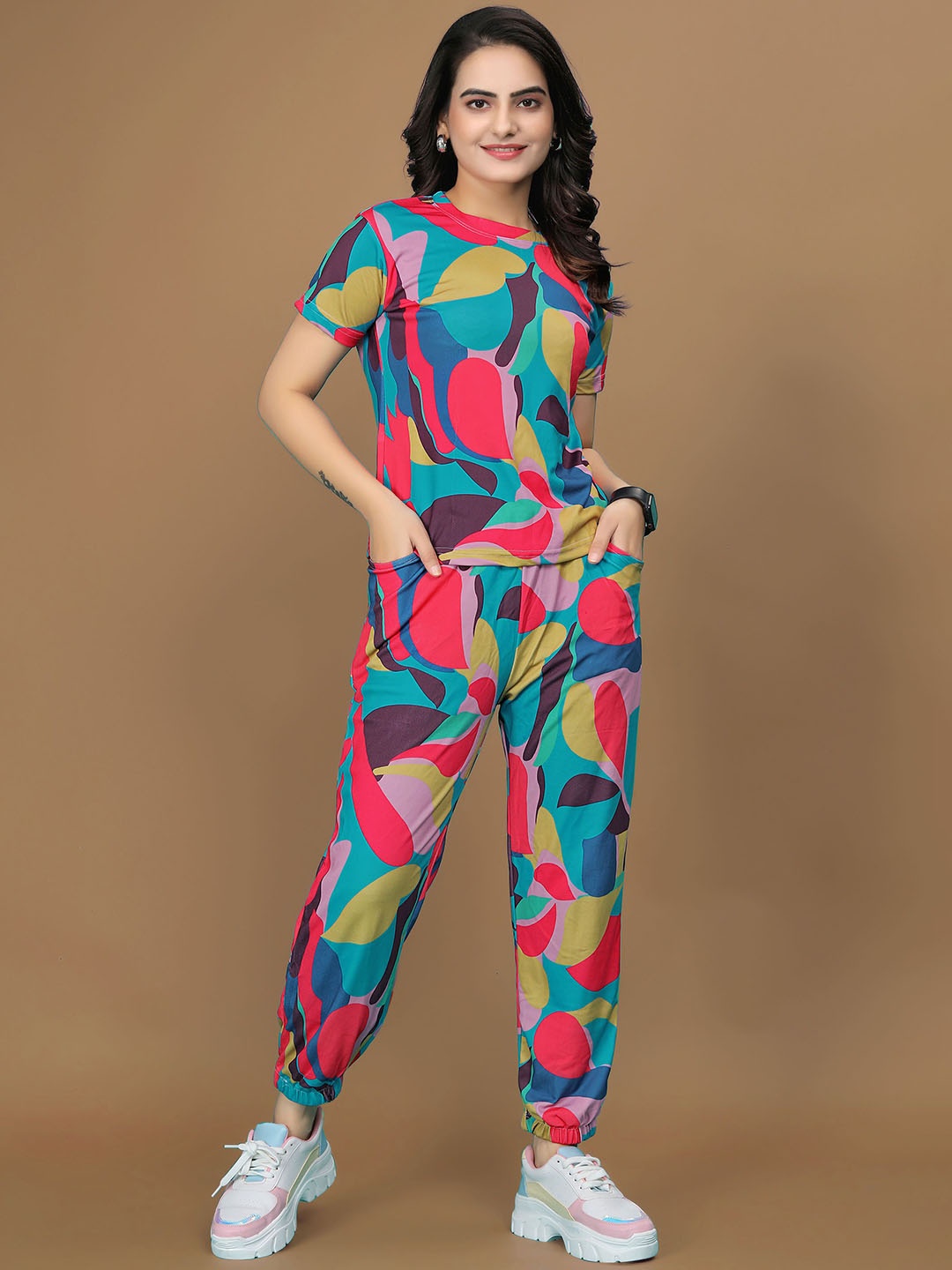 

SAKARMAA Women Digital Printed T-Shirt With Joggers Co-Ords, Green