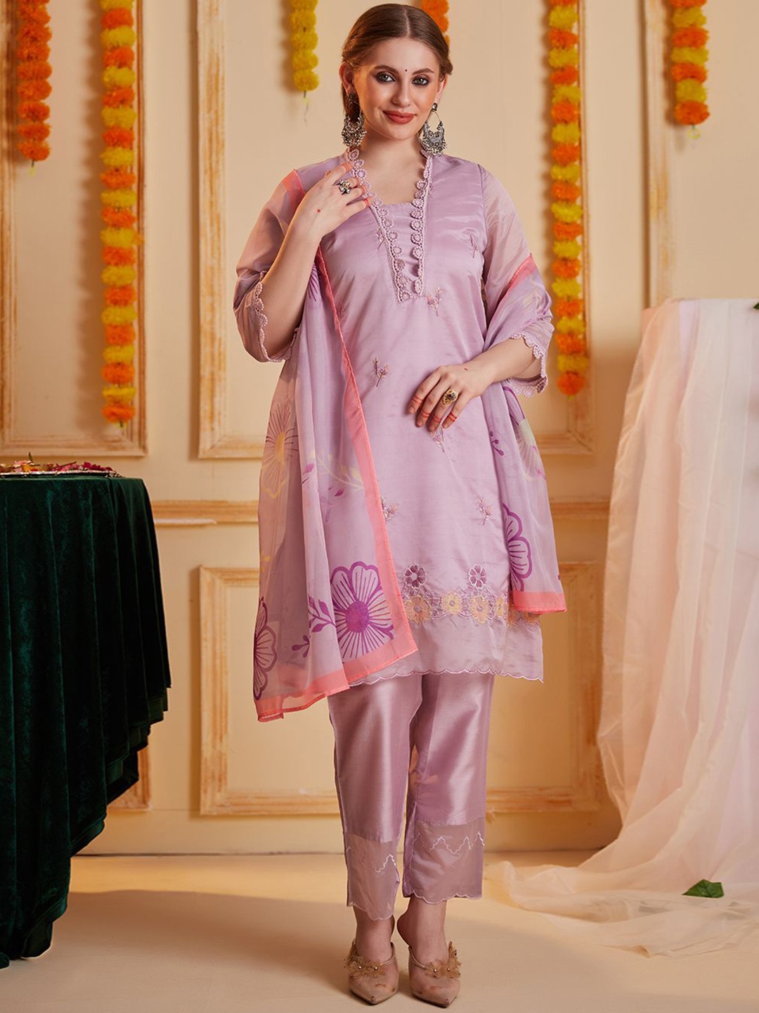 

HEEPOSH Floral Embroidered V-Neck Straight Kurta with Trousers & Dupatta, Lavender
