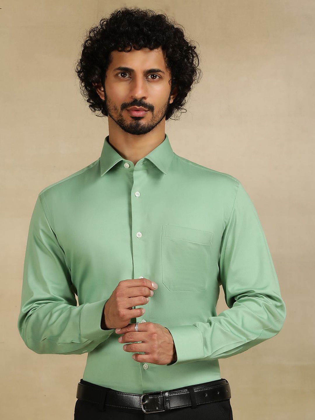 

JADE BLUE Men Cutaway Collar Solid Cotton Slim Fit Casual Shirt, Green