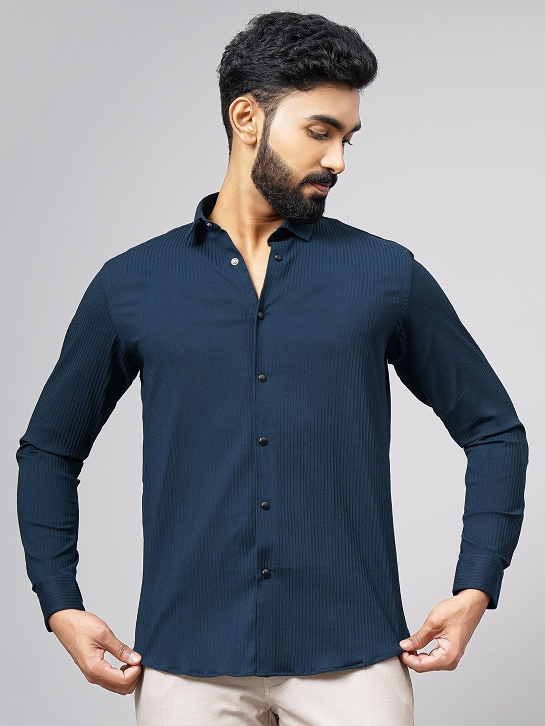 

WYRE Men Cutaway Collar Textured Cotton Slim Fit Casual Shirt, Navy blue