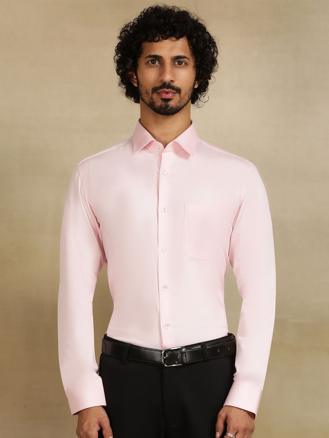 

JADE BLUE Men Cutaway Collar Solid Cotton Slim Fit Formal Shirt, Pink